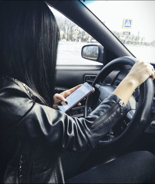 Девушка с сумками в машине