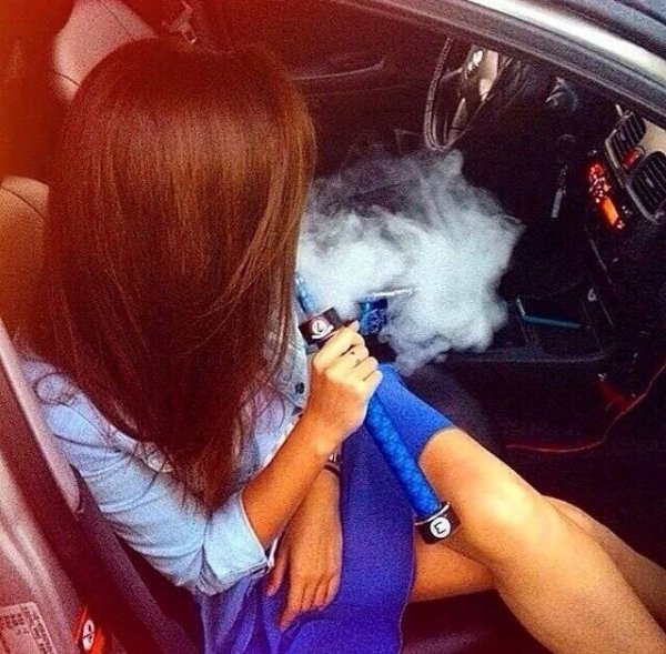 Девушка с русыми волосами в машине