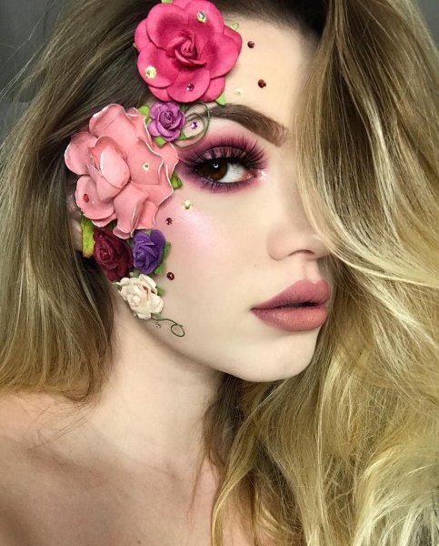 Макияж с цветами на лице