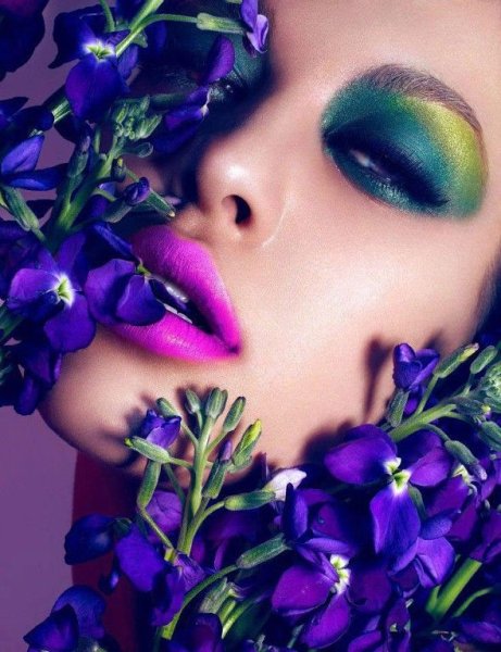 Лицо девушки в цветах