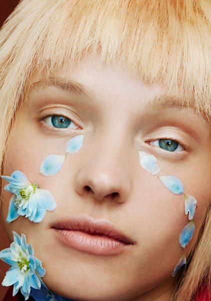 Макияж с цветами на лице