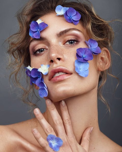 Лицо девушки в цветах