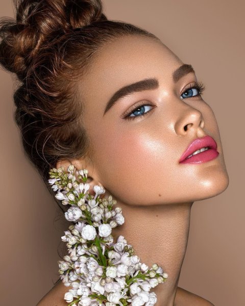 Макияж с элементами фейс арта