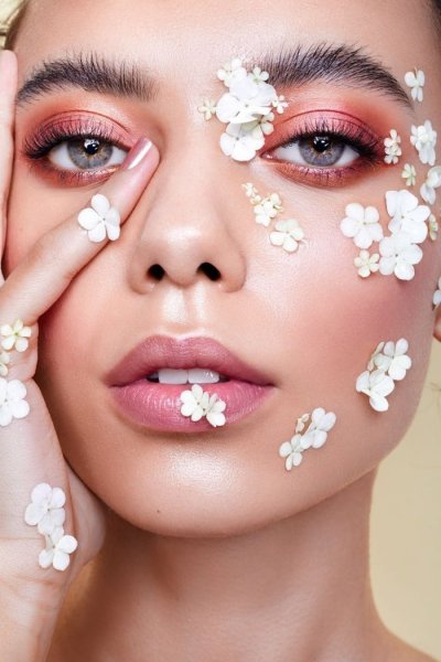 Макияж с цветочками на глазах
