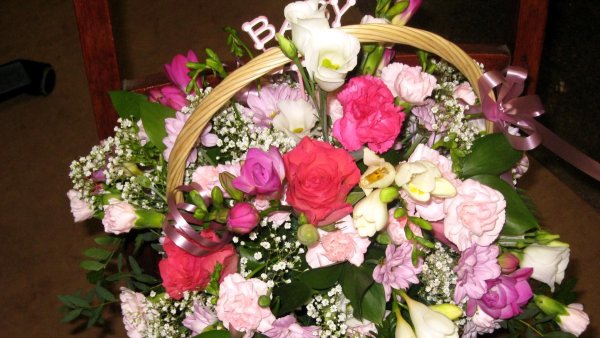 Лилии розы хризантемы