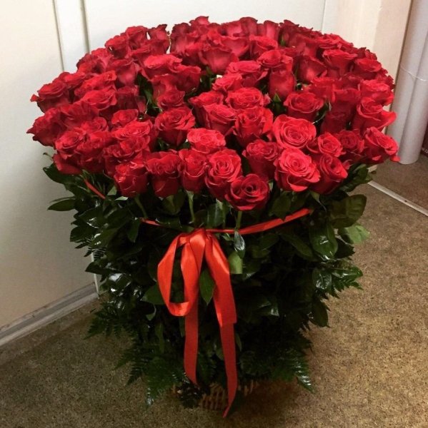 Большой букет цветов дома