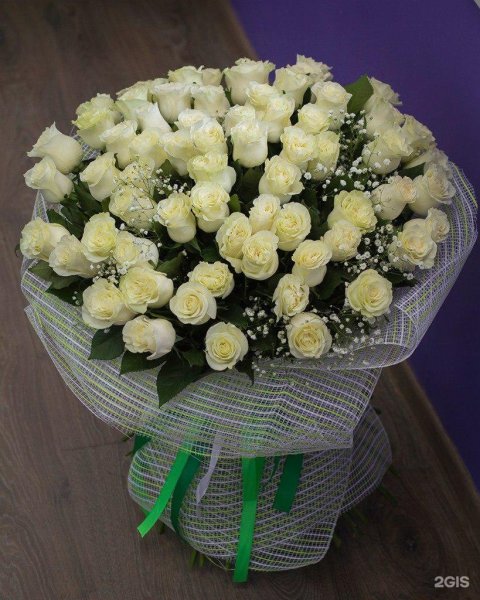 Букет цветов на столе