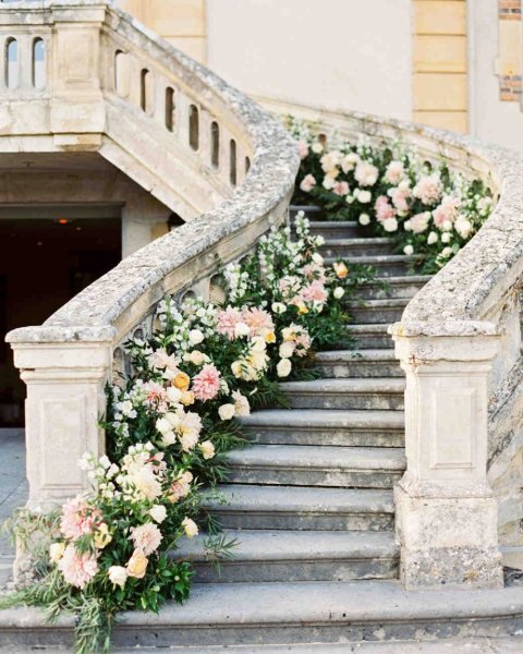 Декор под лестницей