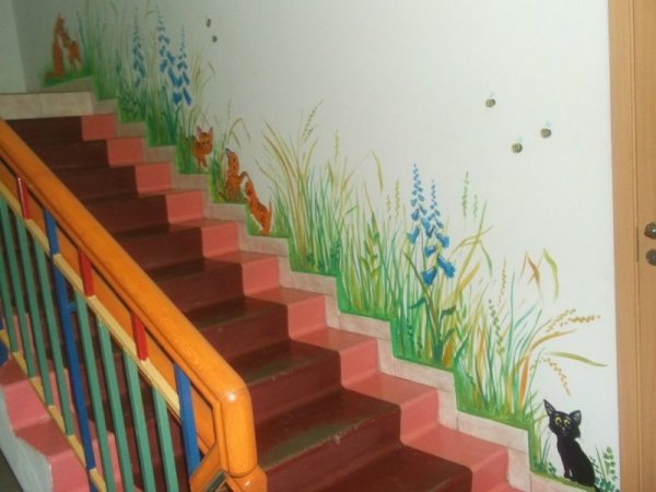 Декор стен на лестнице в детском саду