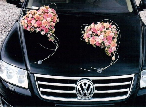 Машина украшенная розами