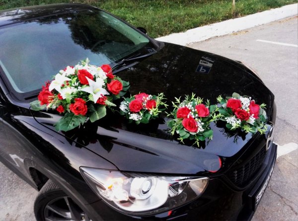 Букет цветов на капоте