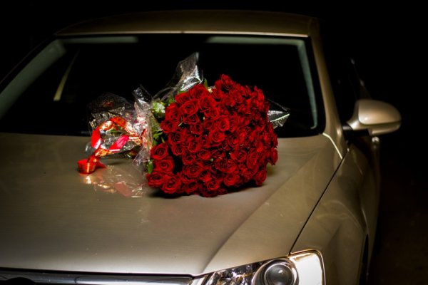 Букет на капоте машины