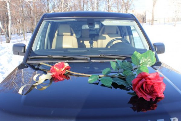 Цветы на капоте машины