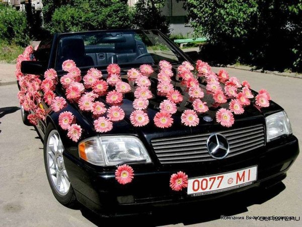 Машина в цветах