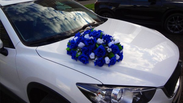 Букет цветов на белой машине