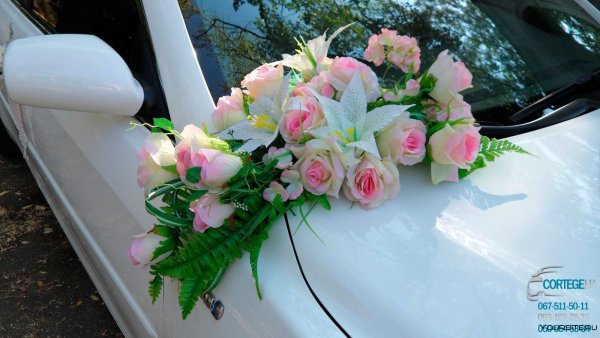 Цветы на белой машине