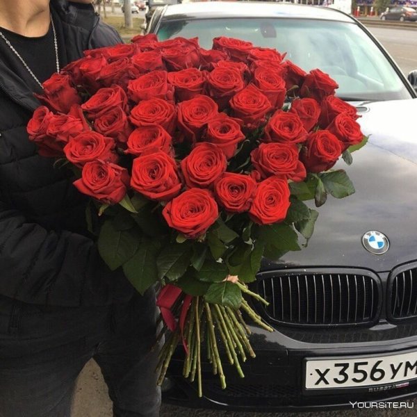 Букет цветов в машине