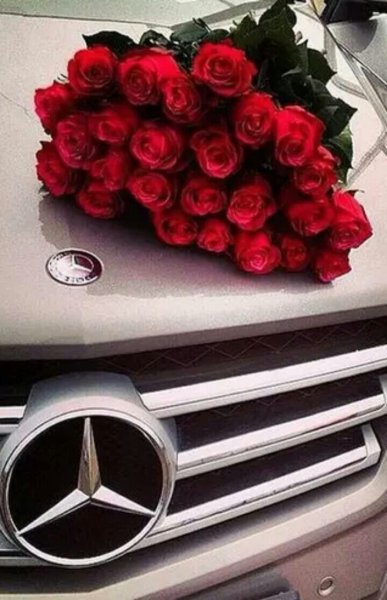 Букет цветов на панели автомобиля