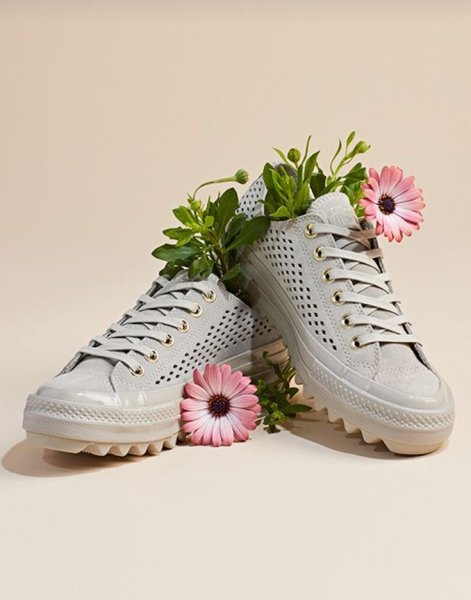 Цветы в кедах