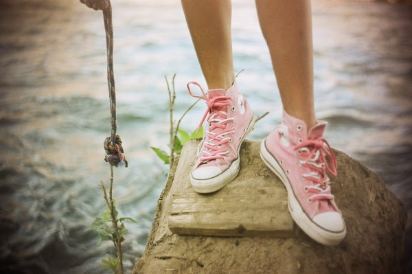 Девушка в кедах