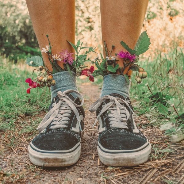 Вышивка на кедах ручная