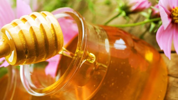 Мед на розовом фоне