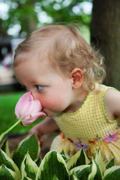 Девушка нюхает цветы