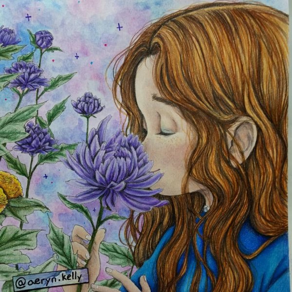 Человек нюхает цветок