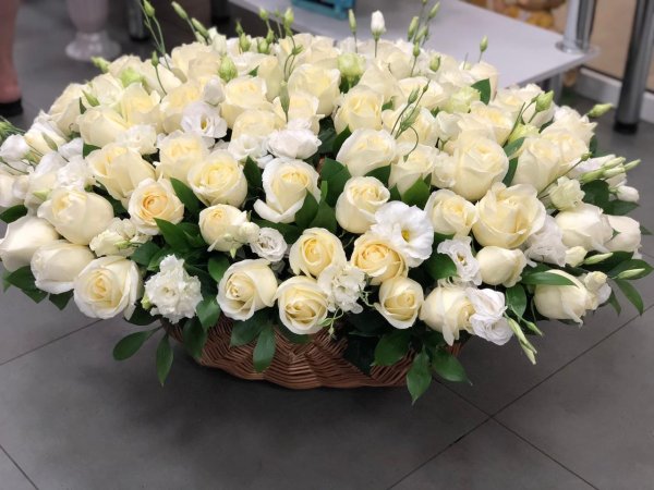 Шикарный букет белых роз