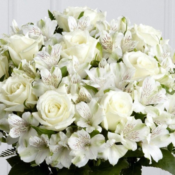 Альстромерия с белыми розами букет