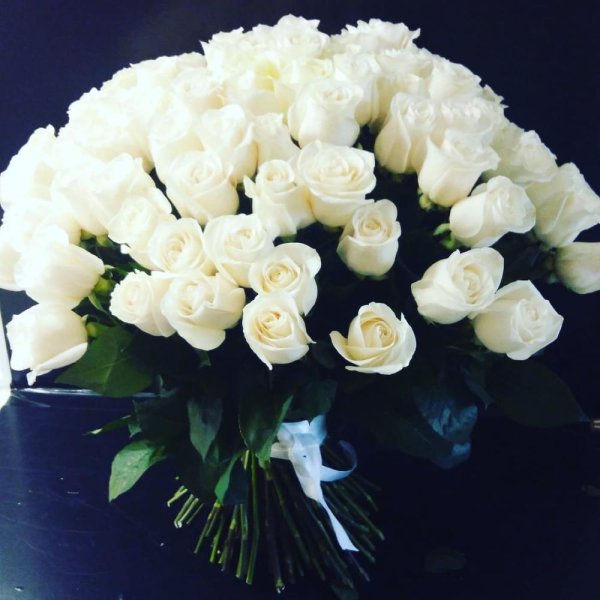 Красивый букет из белых роз