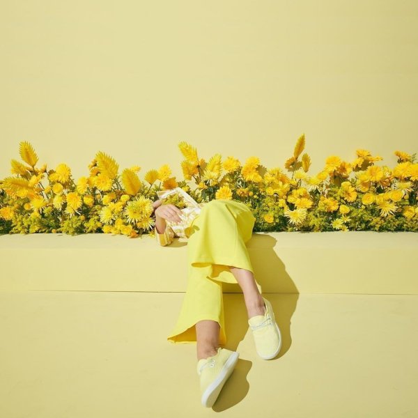 Фон в постельных тонах с цветами