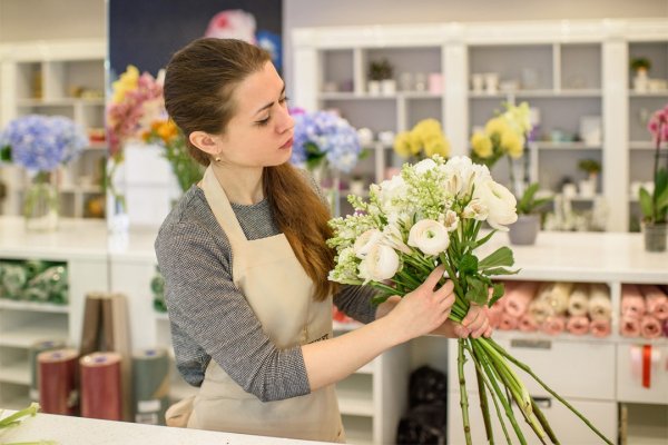 Флорист с цветами