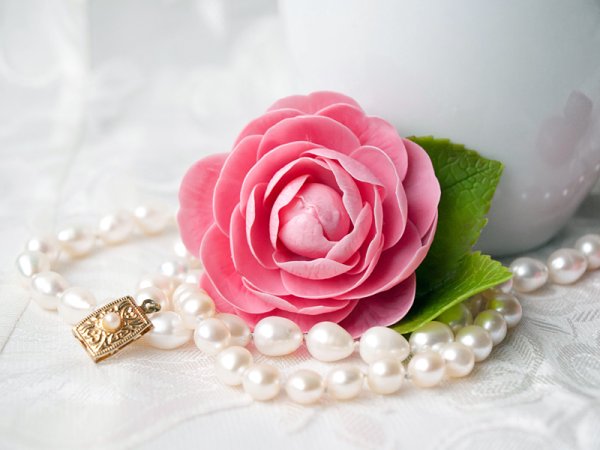 Жемчужное ожерелье и розы
