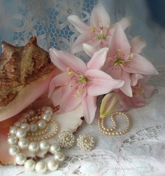 Красивые розы с бусами