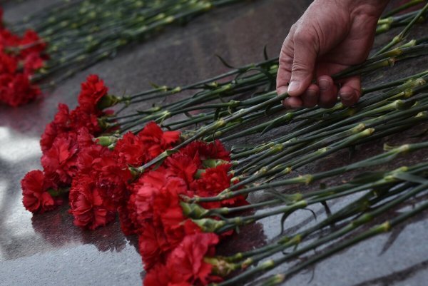 Цветы у вечного огня