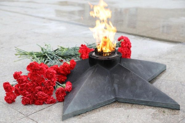 Возложение цветов к могиле неизвестного солдата