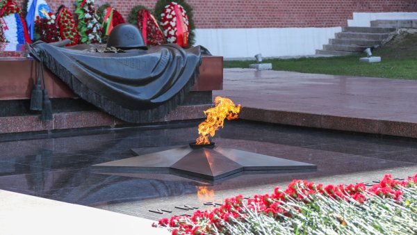 Возлагают цветы к Вечному огню