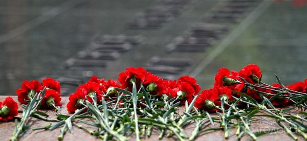 Мемориал с цветами