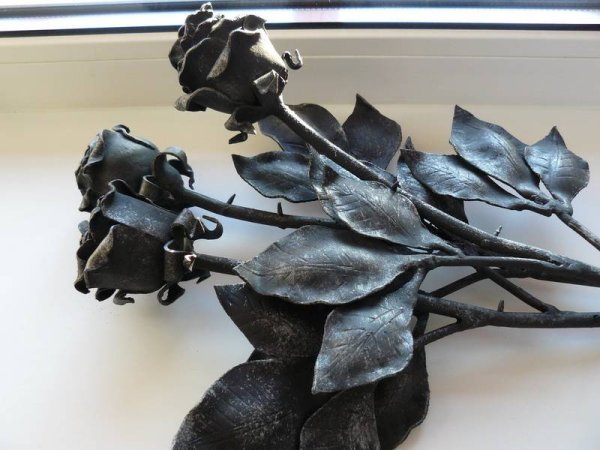 Кованые цветы на могилу