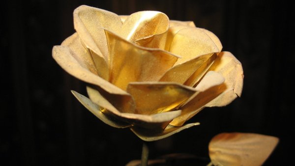 Цветок из золота