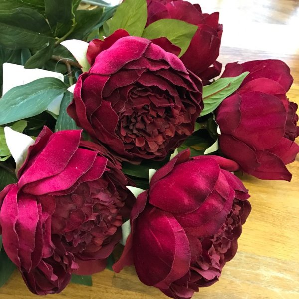 Букет красные пионы