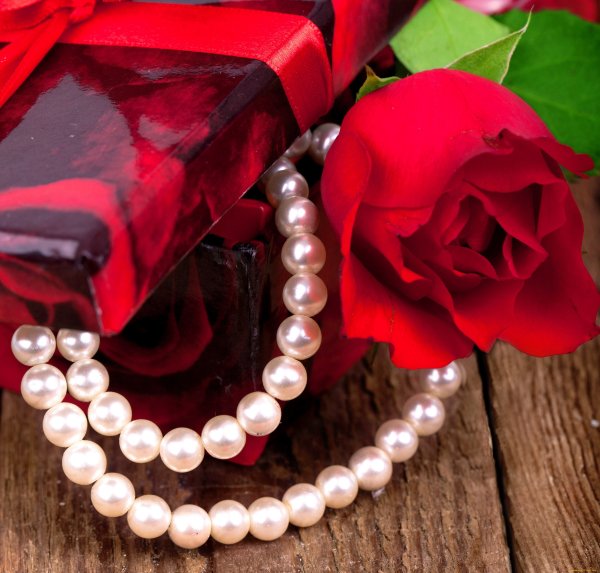 Розы с бусами