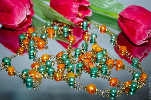 Бусы на столе