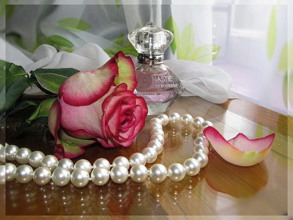 Красивые розы с бусами