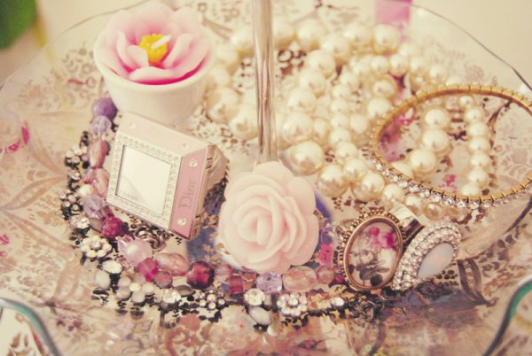 Нежное украшение драгоценное