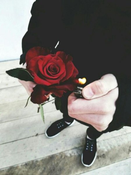 Мужчина с цветами возле машины