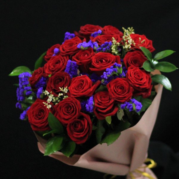 Букет красная роза синяя статица