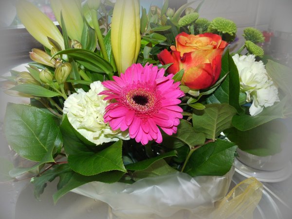 Желтые цветы в вазе