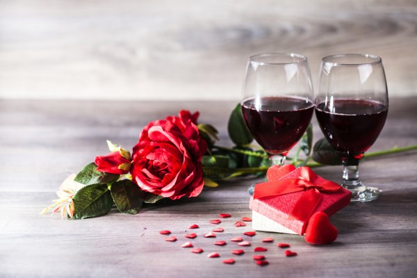 Вино и шикарные розы